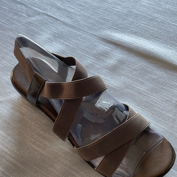 Tan elastic band sandals - Picture 1 of 5